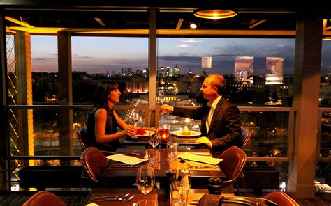 Jantar na Torre Eiffel | Refeições de alto nível na Madame Brasserie