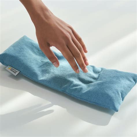 This Cooling Pillow Stays at a Low Temperature for 8 Hours