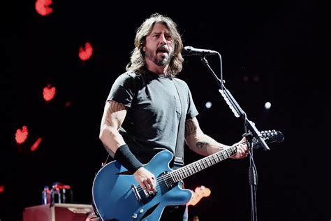 Dave Grohl Ejects Fighting Fan from Foo Fighters Show [NSFW VIDEO]