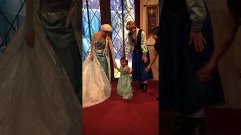 Meeting Elsa and Ana Disneyland - YouTube