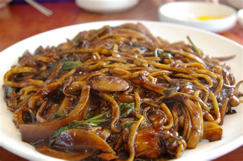 File:Korean black bean noodle dish-Jaengban Jajangmyeon-01.jpg ...