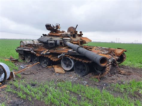 TANK TRAP: Ukrainian Troops With Rocket Launcher Destroy Russian T-90 ...