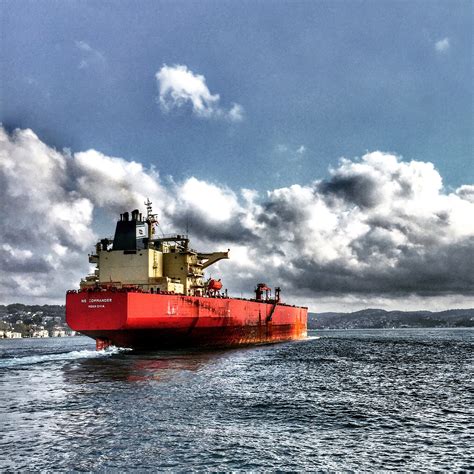 Navio De Carga No Mar · Foto profissional gratuita