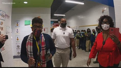 Veterans Elementary students surprise teacher with parade before his Army deployment - YouTube