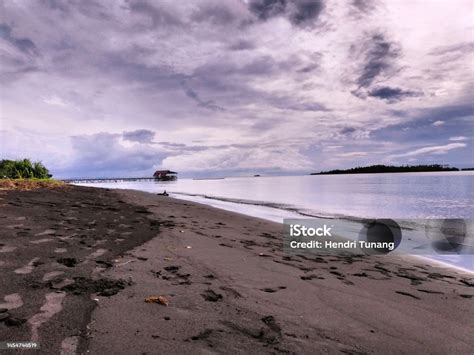 The Atmosphere Of Pitu Tobelo Beach Stock Photo - Download Image Now - Auckland Region ...