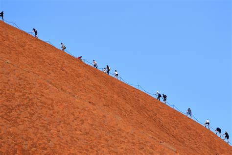 TOURISTS QUESTION ULURU CLIMB BAN – Hotel Magazine