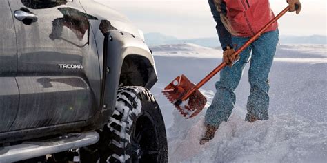 14 Essential Items to Keep in Your Car During the Winter