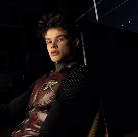 New BTS Photo Of Curran Walters as Robin in ‘Titans’ : r/DCcomics