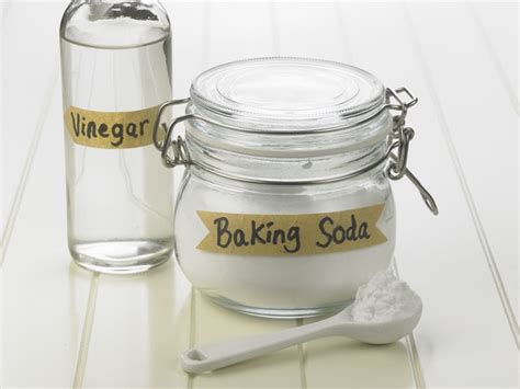 Baking Soda And Vinegar Cleaner | The Elegant Luxe Life