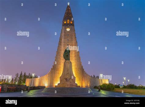 Night view of Hallgrimskirkja cathedral in Reykjavik, Iceland Stock ...