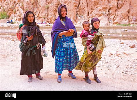 Nomad women in the Sahara desert, Morocco. Nomadic tribes living in Stock Photo: 66852882 - Alamy