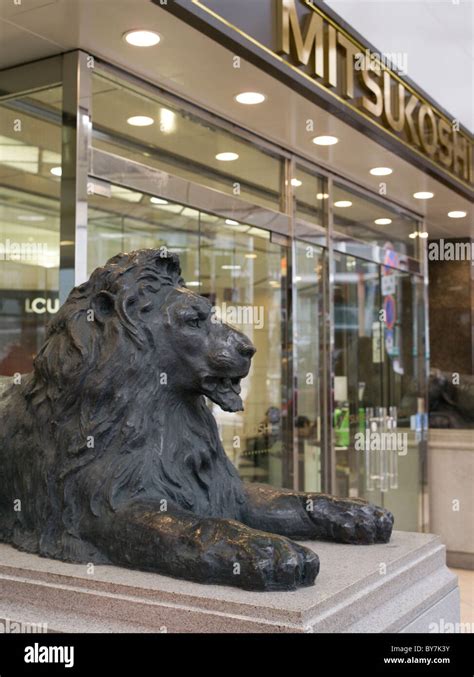 Bronze lion statue Banque de photographies et d’images à haute résolution - Alamy