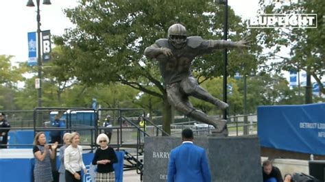 Lions unveil amazing Barry Sanders statue at star studded ceremony