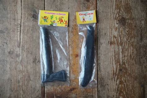 VINTAGE HONG KONG Cowboys Indians Toy Set Tomahawk Dagger NOS £10.00 - PicClick UK