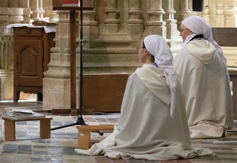 nuns praying photo - Cathopic