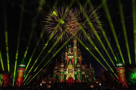 Disney Parks Holiday Events 2024: What to Know - Parade