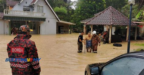 Banjir kilat, 12 penghuni, 45 penuntut terperangkap | BULETIN TV3 Malaysia