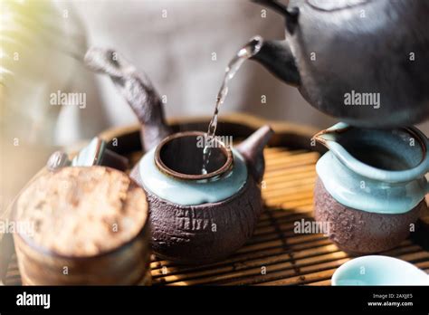 Traditional Chinese pouring tea ceremony Stock Photo - Alamy