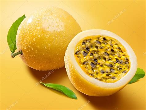 Maracuja passion-fruit — Stock Photo © diogoppr #69751357