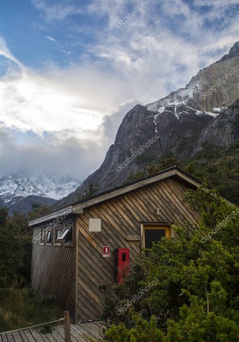 Instalaciones del camping Los cuernos (refugio), filmado durante el circuito de trekking W ...