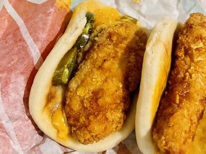 Taco Bell Crispy Chicken Sandwich Taco Taste Test: Does It Taste Good ...