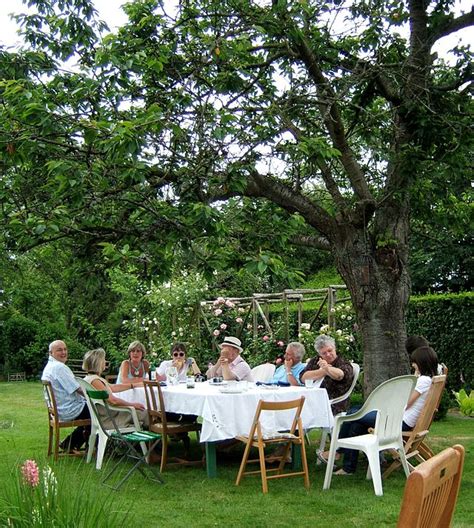 Outdoor dining - Wikipedia