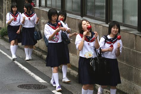 File:Japanese schoolgirls walking and eating.jpg - 维基百科，自由的百科全书