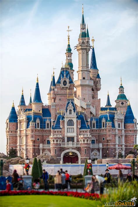 Enchanted Storybook Castle (Shanghai Disneyland) - Walt Disney Theme ...