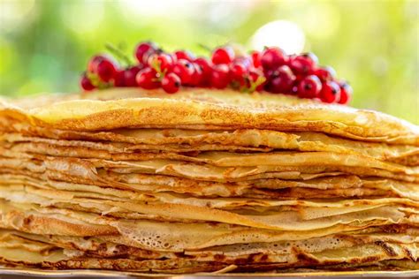 Top view, thin fried pancakes on wooden background - Creative Commons Bilder