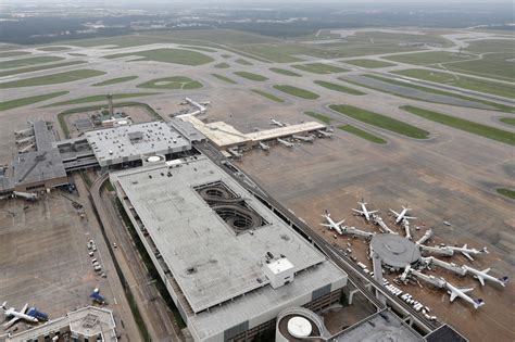 With Rain Lessening In Houston, Airports And Ports Begin Opening | KERA News