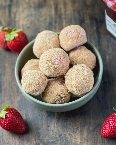 Strawberry cheesecake truffles » The Vegan Dairy