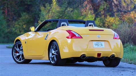 2017 Nissan 370Z Roadster Review: Old dog, same tricks