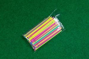 Bunch of Colorful Plastic Straws standing on white Background - Creative Commons Bilder