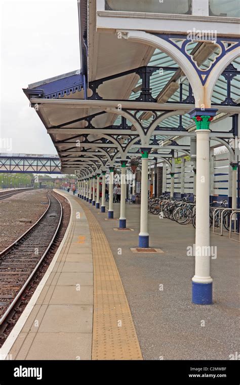 Selby Railway Station viewed from the north end of the platform Stock Photo - Alamy