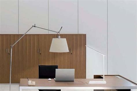 The LED Desk Lamp with Wireless Charging Pad and USB Port | Gadgetsin