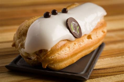 Vanilla Éclair – The French Kitchen Culinary Center