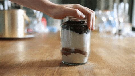 DIY Christmas gift: Brownie in a jar recipe