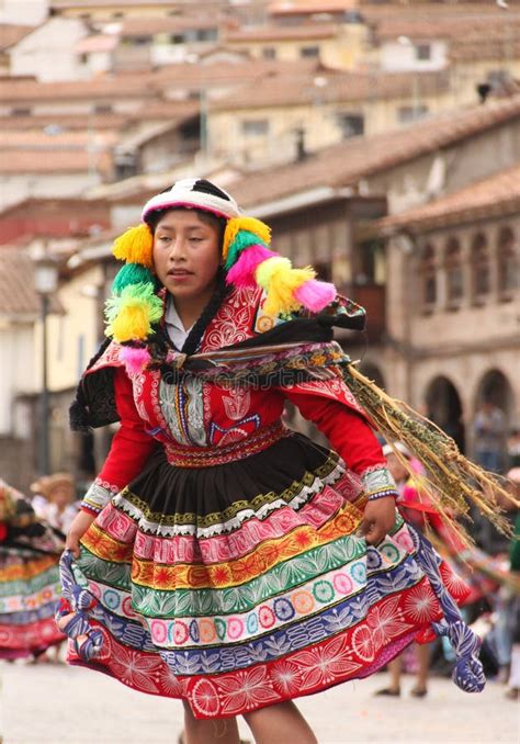 Peruvian Woman in Traditional Dress Editorial Stock Image - Image of cuzco, hands: 123174849