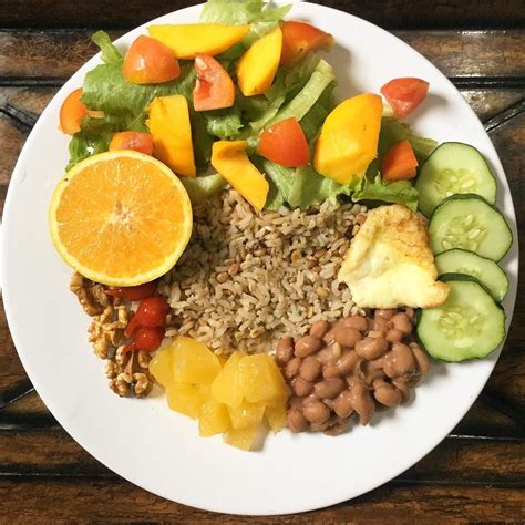 Lunch time: 🔺 Arroz 7 grãos integral Abóbora cozida Feijão Queijo vegano Castanha do Pará Salada ...