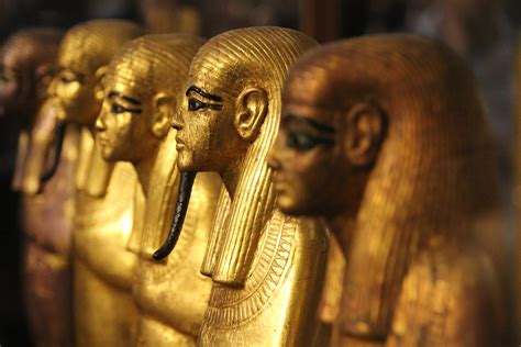 Replicas of Egyptian antiquities to be sold at Cairo Airport by end January