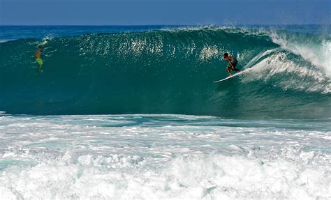 Surfing Pipeline Hawaii | Surfing photography, Surfing, Waves