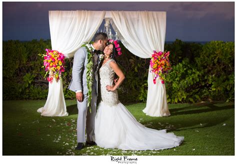 Beautiful Wedding in MOANA SURFRIDER HOTEL HI by RIGHT FRAME PHOTOGRAPHY