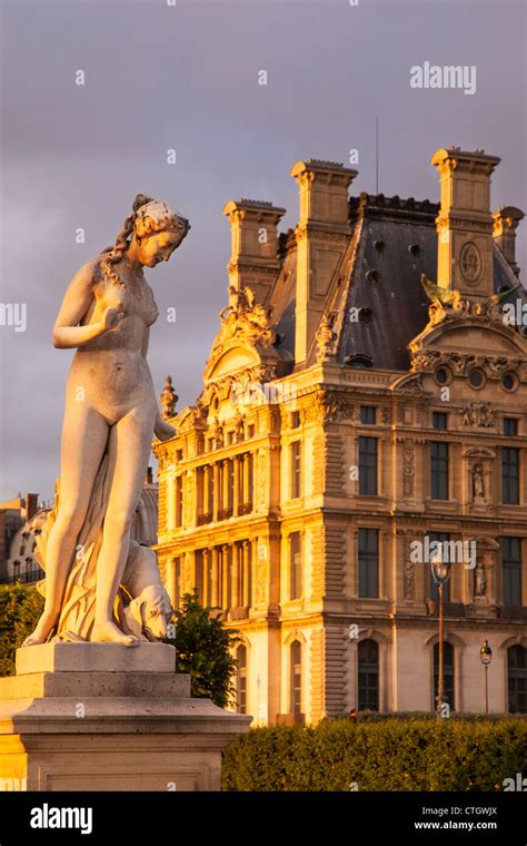 Statue of woman in louvre museum paris hi-res stock photography and ...