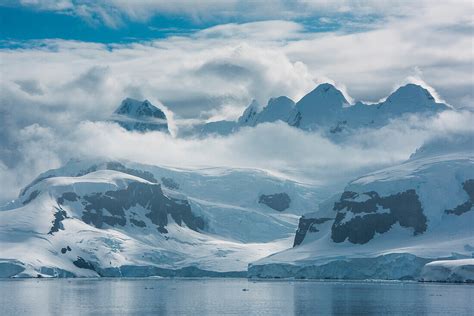 Glaciers, mountains and thick cloud, … – License image – 71193590 lookphotos