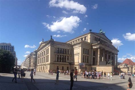 Berlin: Private Tour Guide in Your Bus for 2 or 3 Hours - Guest in a city