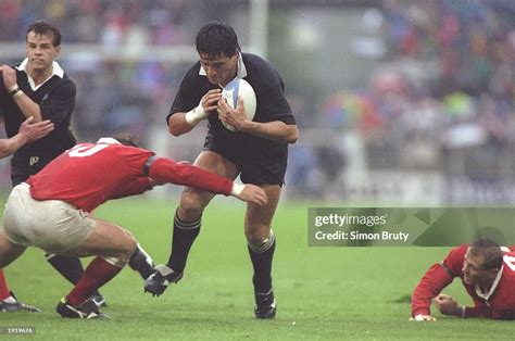 Zinzan Brooke of New Zealand powers his way forward during the World... News Photo - Getty Images