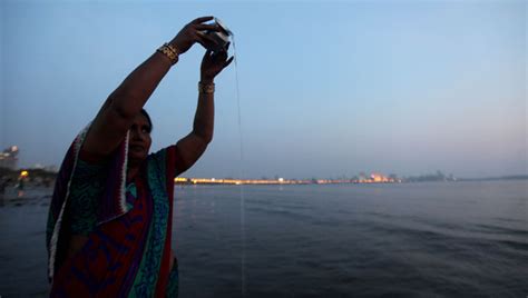 Devotees offer prayers on Chhath Puja ghat | Picture Gallery Others ...