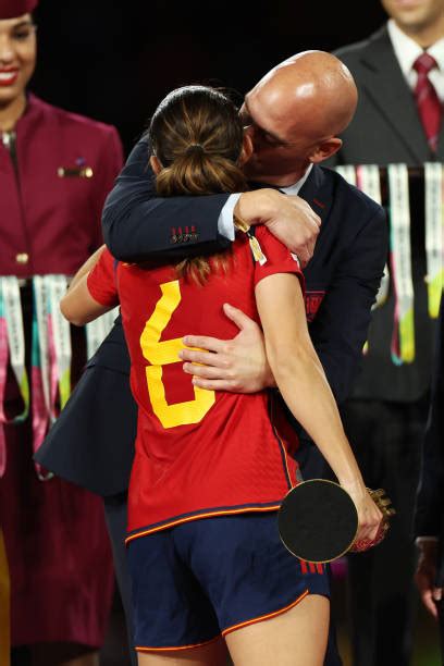 Megan Rapinoe Blasts Spanish Soccer Exec for Kissing Female Player on ...