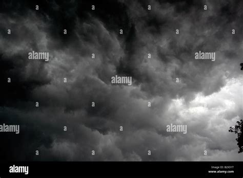 Active squall line thunderstorm clouds Stock Photo - Alamy