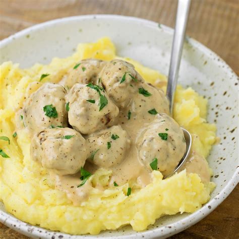 Easy Swedish Meatballs & Gravy / Flavorful meatballs are tinged with ...